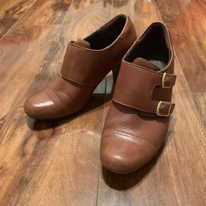 Clarks brown leather mid heel